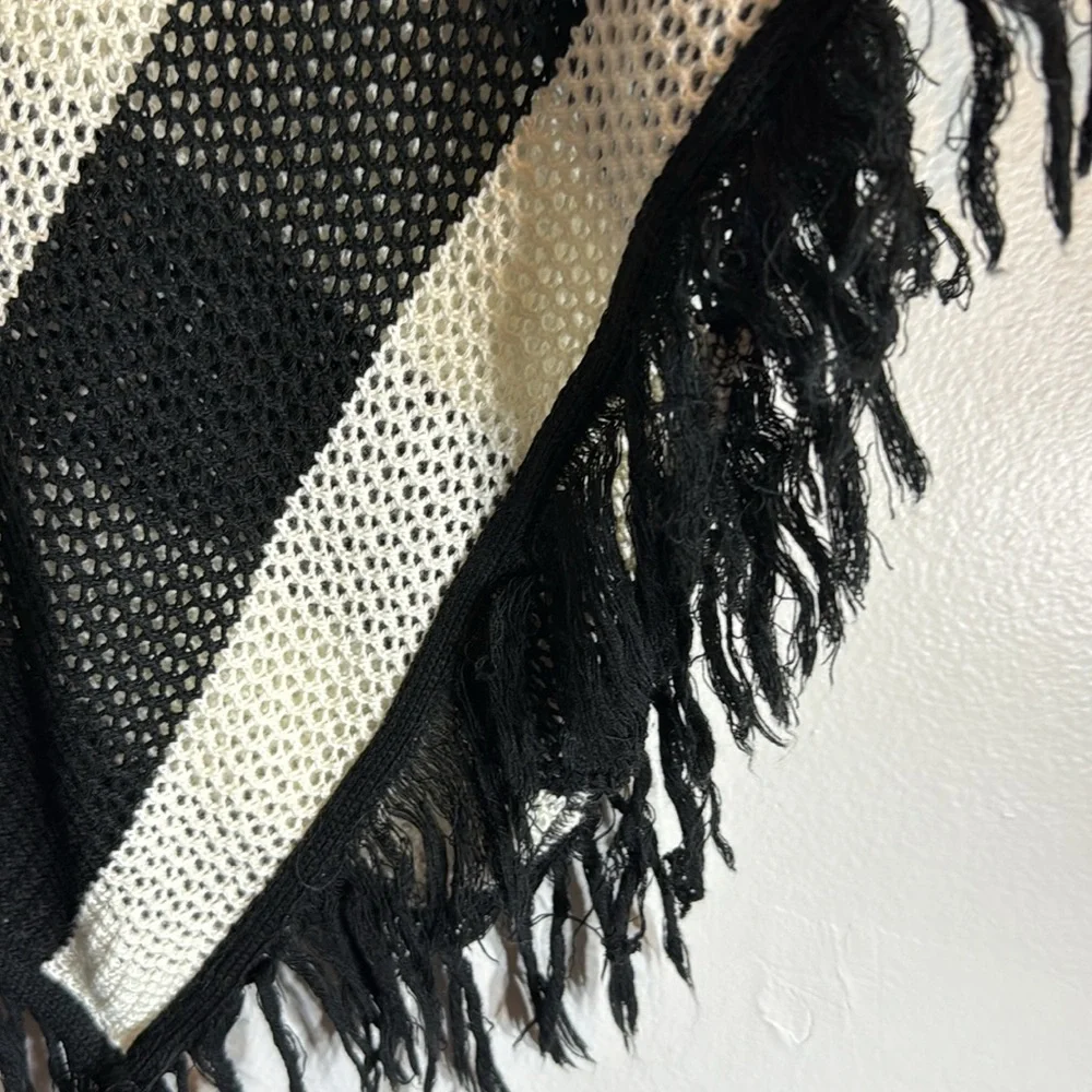 579 Striped Black and White Fringe top cover one size